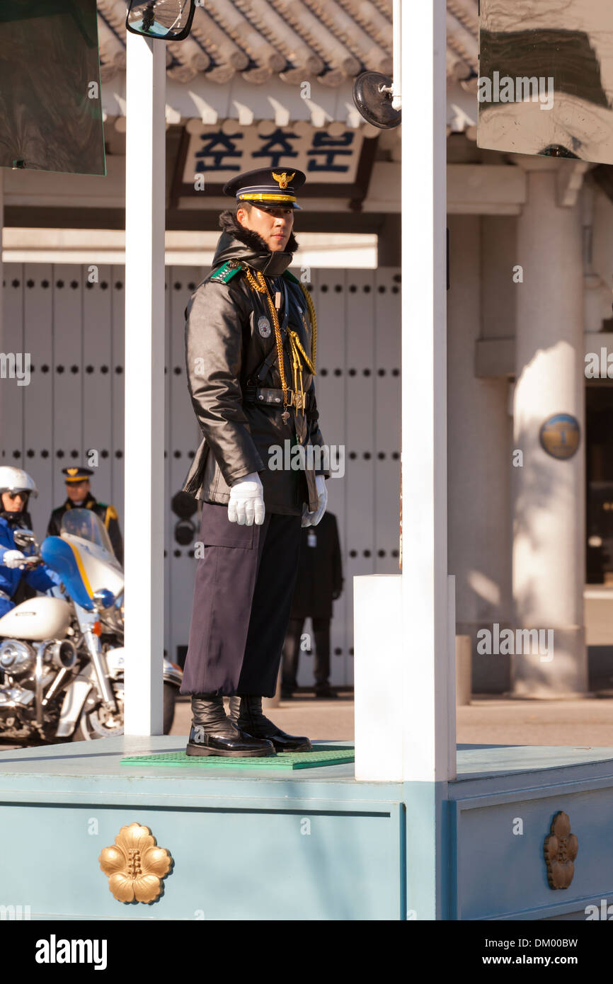 Policeman on watch at an entrance of Cheongwadae (Blue House / Pavilion of Blue Tiles) - Seoul, South Korea Stock Photo
