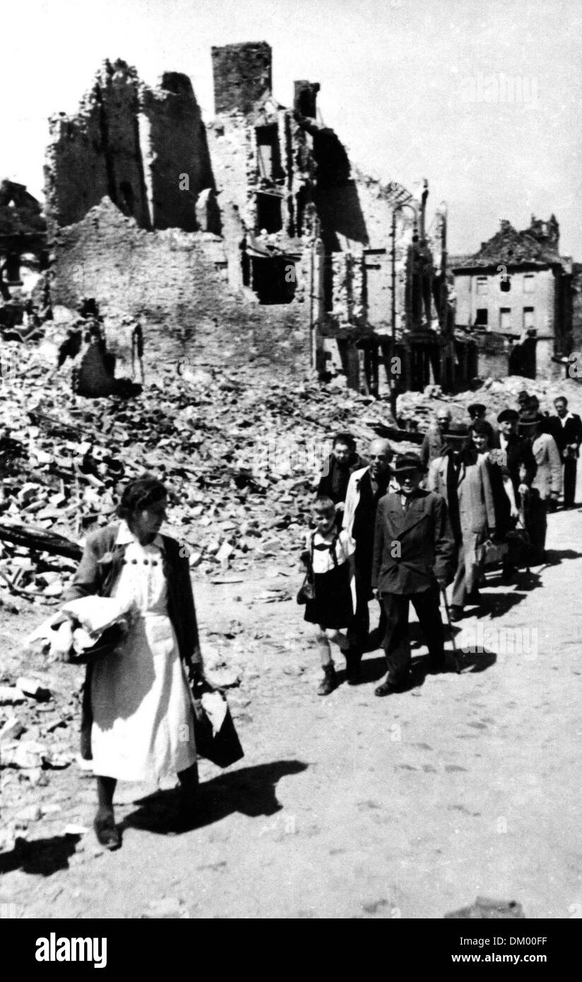 The civilians of Berlin return to the destroyed city with their few belongings in May 1945 after having fled from the bomb raids of the war. Fotoarchiv für Zeitgeschichte Stock Photo
