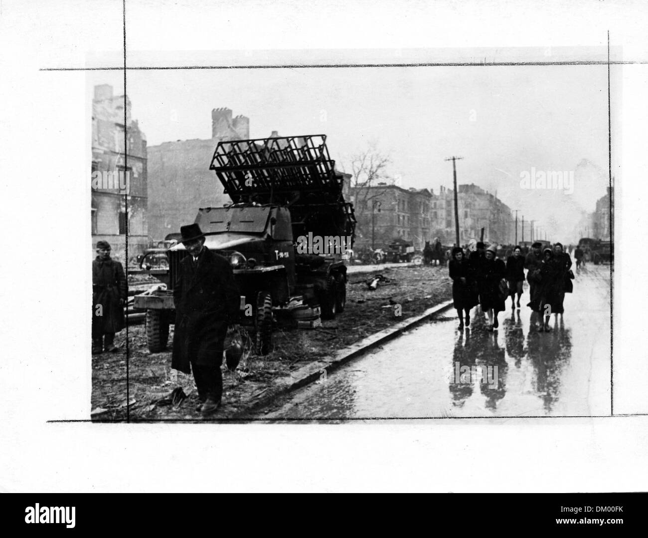 Everyday Life in the early morning of May 2, 1945 - before the capitulation - on a big street of Berlin (Frankfurter Allee). To the left, a Soviet soldier is pictured with a Katyusha rocket launcher. Fotoarchiv für Zeitgeschichte Stock Photo