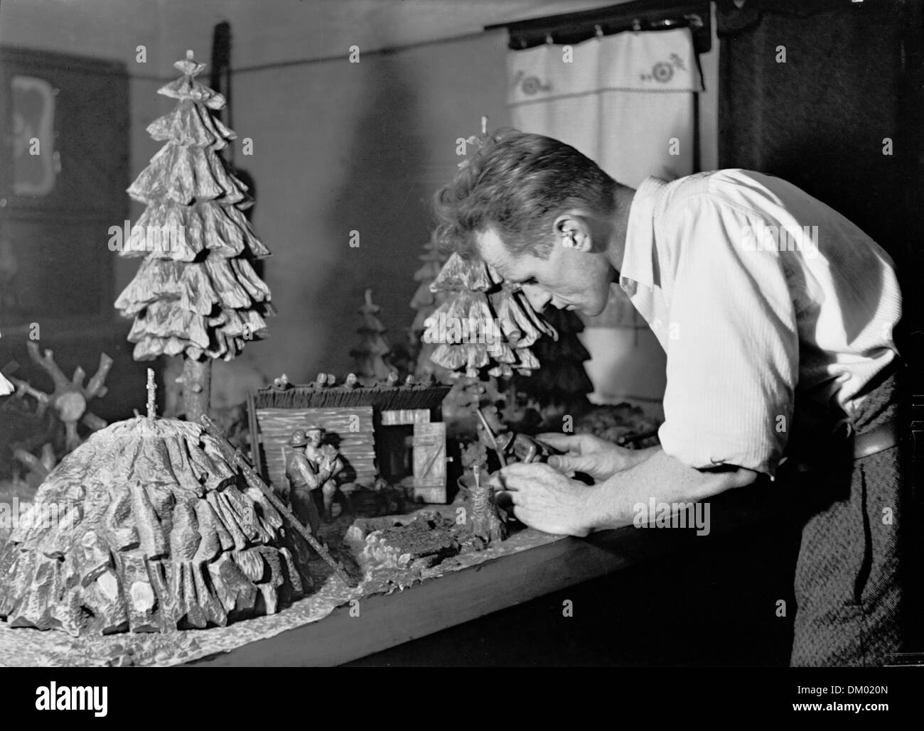 The wood craftsman Paul Winkler from the Ore Mountains is pictured working on a Christmas mountain, undated photograph (around 1930). Photo: Deutsche Fotothek / Beck Stock Photo