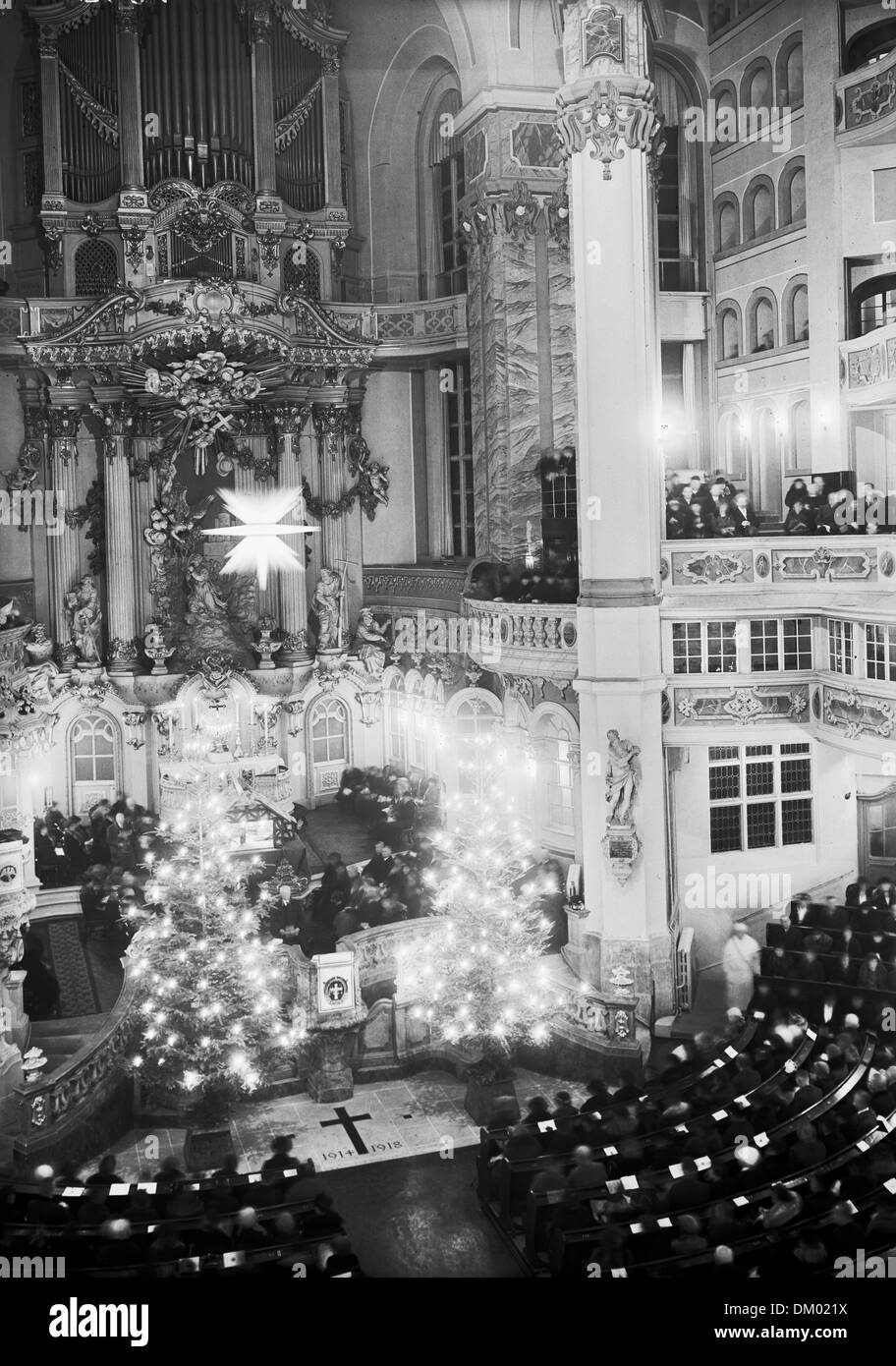 View of the Christmas celebrations at Dresden Frauenkirche in Germany (around 1943). Photo: Deutsche Fotothek / Möbius Stock Photo