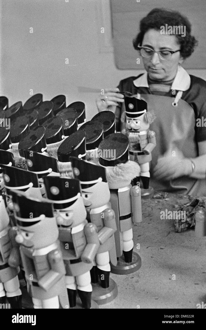 View of the production of nutcrackers in a workshop in the Ore Mountains, undated photograph (around 1960). Photo: Deutsche Fotothek/Erich Höhne, Erich Pohl Stock Photo