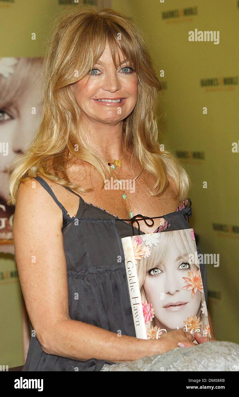 Sept. 22, 2001 - K42983AR.GOLDIE HAWN SIGNS COPIES OF HER NEW BOOK ...