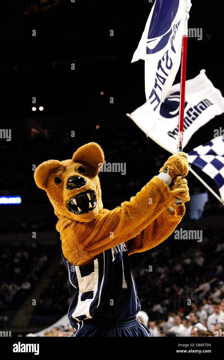 College basketball mascot hi-res stock photography and images - Alamy