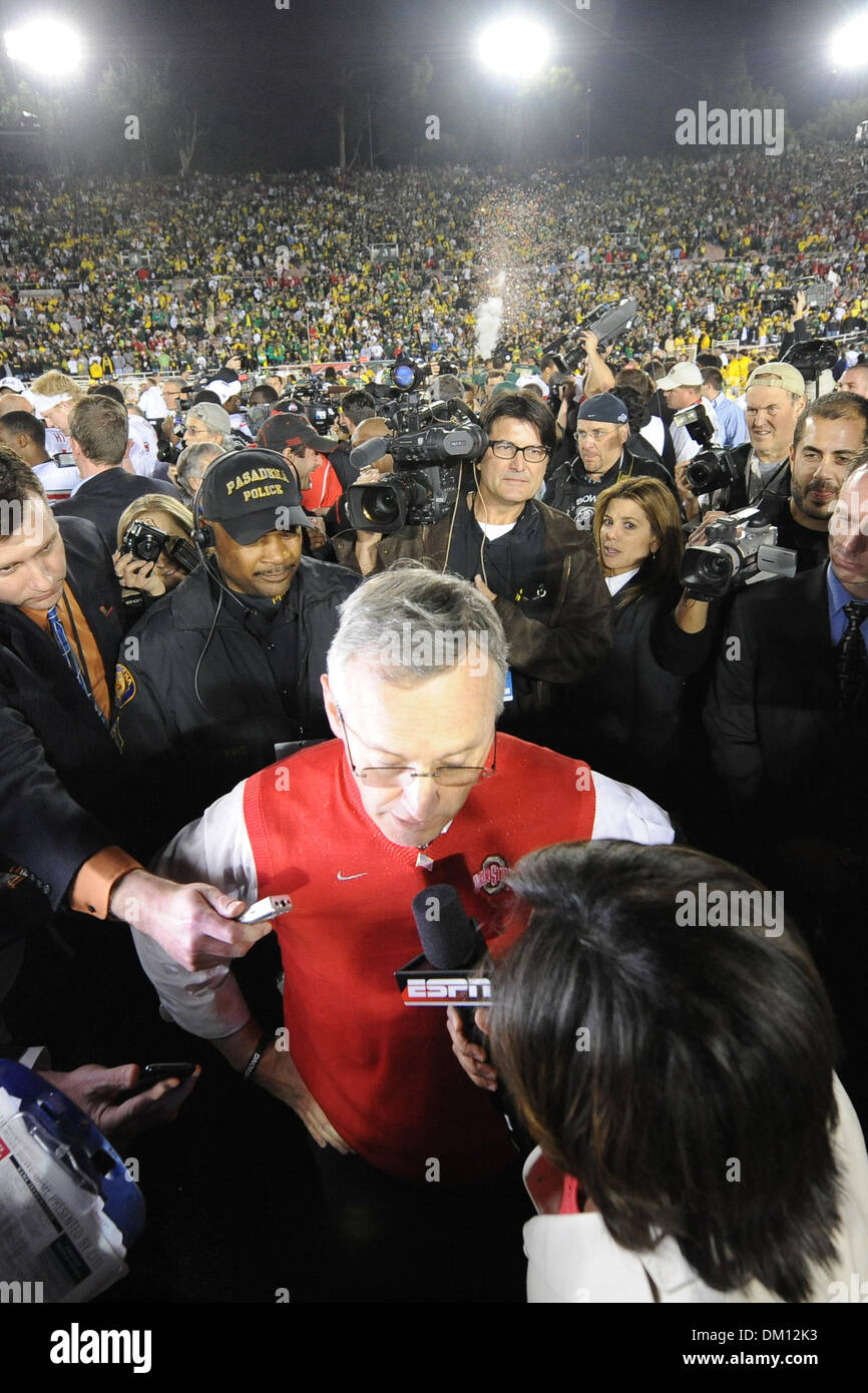 ESPN reporter Lisa Salters interviews Green Bay Packers quarterback Aaron  Rodgers, left, after an NFL football game against the Minnesota Vikings,  Monday, Dec. 23, 2019, in Minneapolis. (AP Photo/Craig Lassig Stock Photo 