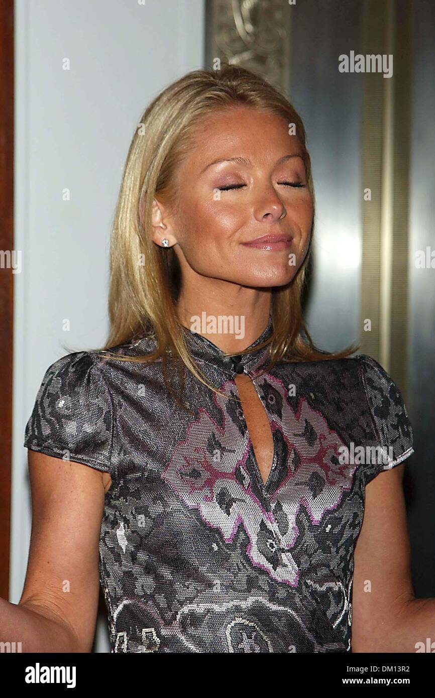 Kelly Ripa 200 Kelly ripa 2002 hi-res stock photography and images - Alamy