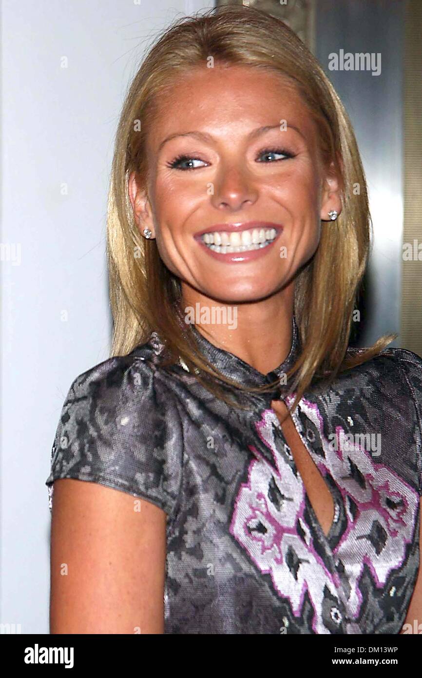 Kelly Ripa 200 Kelly ripa 2002 hi-res stock photography and images - Alamy