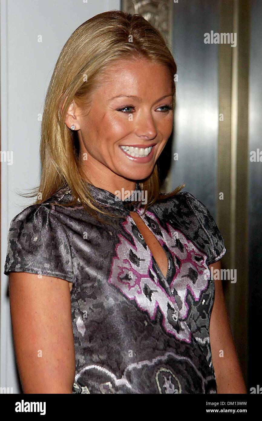 Kelly Ripa 200 Kelly ripa 2002 hi-res stock photography and images - Alamy