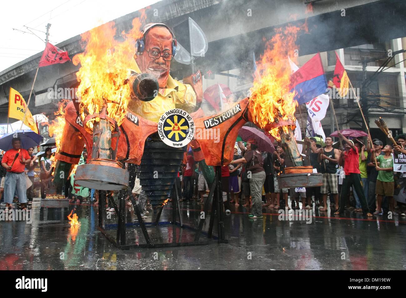 Manila, Philippines. 10th Dec, 2013. Protesters burn the effigy of President Aquino III in Mendiola Manila. -- Protesters commemorated the International Human Rights Day with a march to Mendiola, Manila bringing effigies of President Aquino III. They dubbed Aquino as the ''impunity king'' for alleged human rights violations since he started his term.Photo: J Gerard Seguia/NurPhoto Credit:  J Gerard Seguia/NurPhoto/ZUMAPRESS.com/Alamy Live News Stock Photo