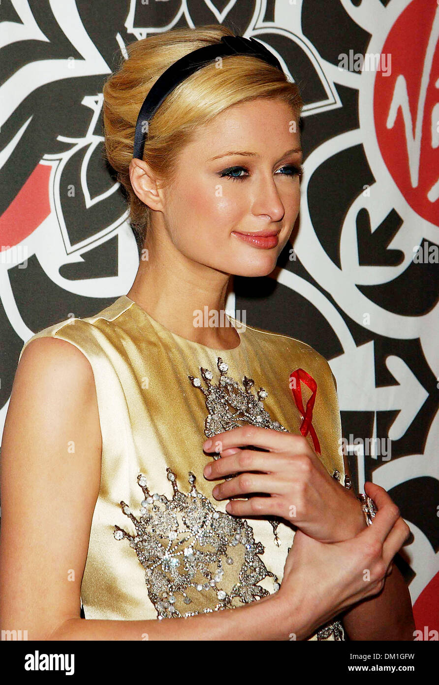 Apr. 23, 2002 - New York, NEW YORK - K46111AR.PARIS HILTON BOOK SIGNING