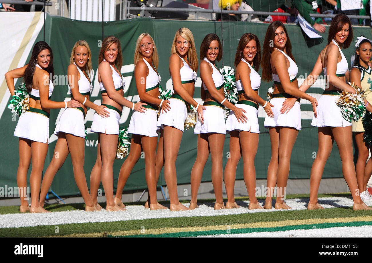 south-florida-cheerleaders-during-the-fi