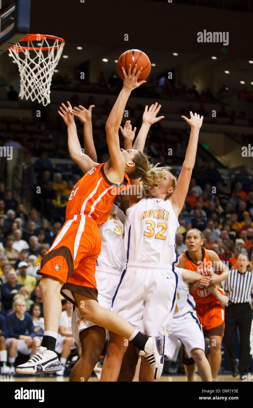 Bowling Green's Maggie Hennegan (4) shoots over Toledo's Melissa Goodall  (32) during game action. Toledo defeated Bowling Green 66-63 at Savage  Arena in Toledo, Ohio. (Credit Image: © Scott Grau/Southcreek  Global/ZUMApress.com Stock
