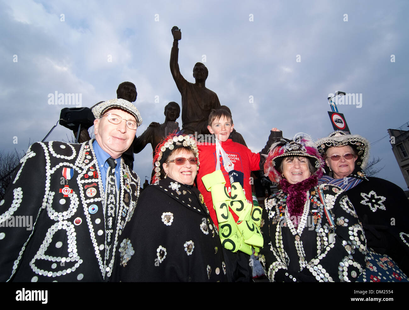 pearly kings and queens join Jonjo Heuerman beside the  bobby Moore statue after completing a six day sponsored walk. Route 66 Stock Photo