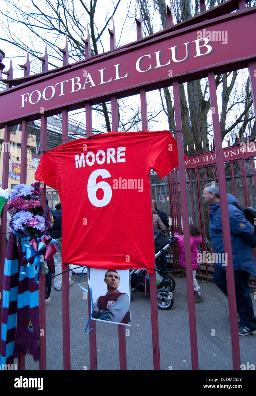 Hammers young and old pay tribute to Bobby Moore on the 20th anniversary of his death, outside west ham football club Stock Photo
