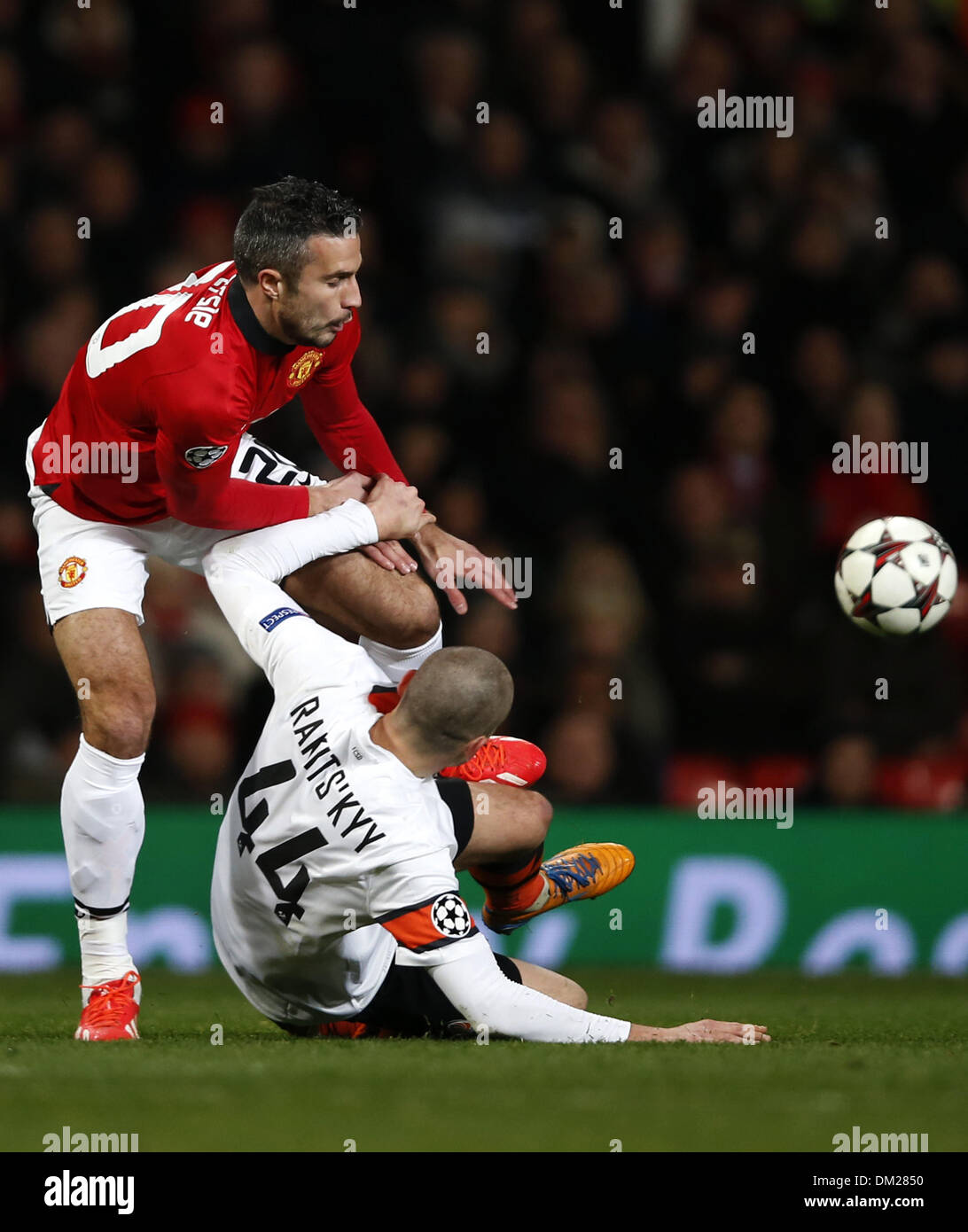 Manchester, UK. 10th Dec, 2013. Robin van Persie (L) of Manchester United vies with Yaroslav Rakitskiy of Shakhtar Donetsk during the UEFA Champions League Group A match between Manchester United and Shakhtar Donetsk at Old Trafford Stadium in Manchester, Britain on Dec. 10, 2013. Manchester United won 1-0. Credit:  Wang Lili/Xinhua/Alamy Live News Stock Photo