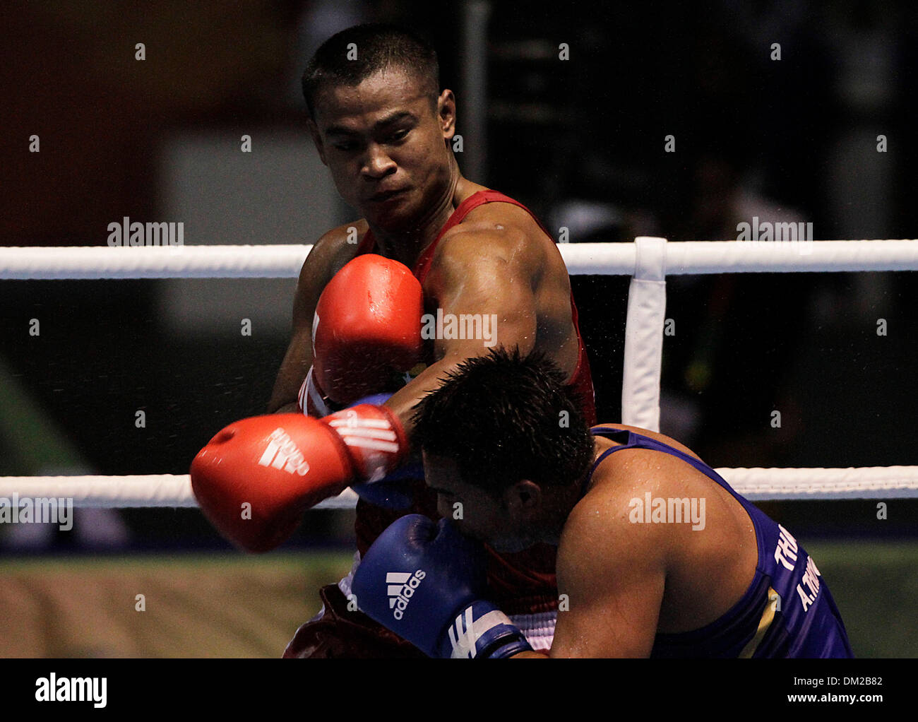 Nay Pyi Taw, Myanmar. 11th Dec, 2013. Aung Ko Ko (above) of Myanmar fights against Anavat Thongra of Thailand during men's 81 kg boxing match at 27th SEA Games in Nay Pyi Taw, Myanmar, Dec. 10, 2013. Anavat Thongra of Thailand won the match. © Thet Htoo/Xinhua/Alamy Live News Stock Photo