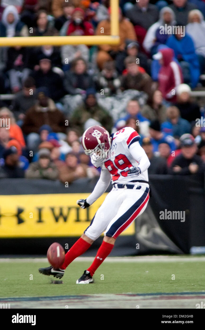 Under Armour Senior Bowl; Alabama place kicker Leigh Tiffin kicks off