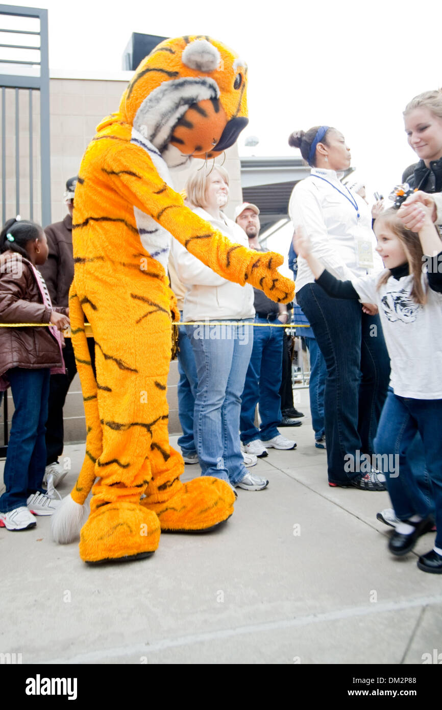Players greet the fans at the entrance of Reliant Stadium before the ...