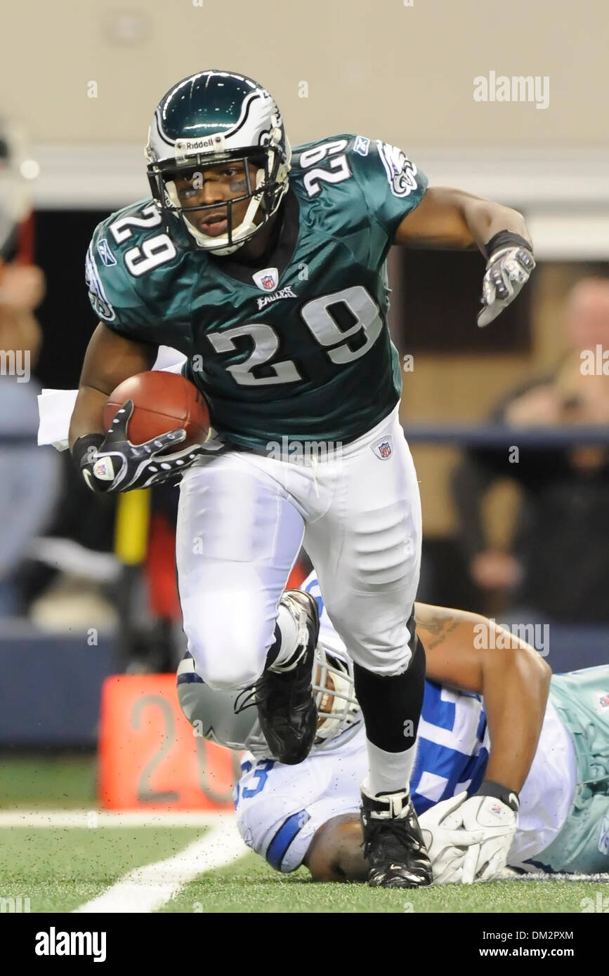 philadelphia-eagles-running-back-lesean-mccoy-29-breaks-the-tackle-DM2PXM.jpg