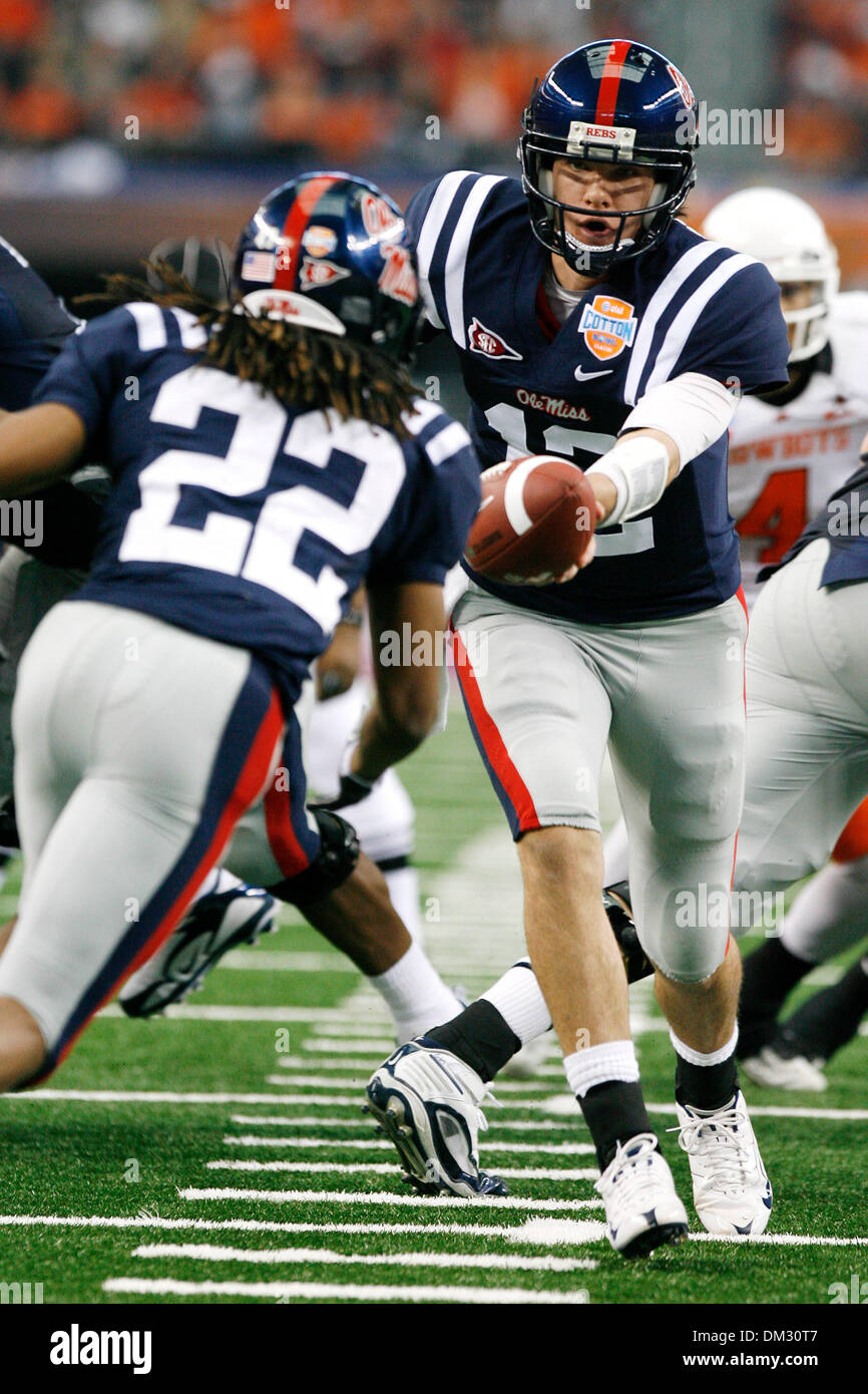 Titans Dexter McCluster dives for a 25-yard touchdown