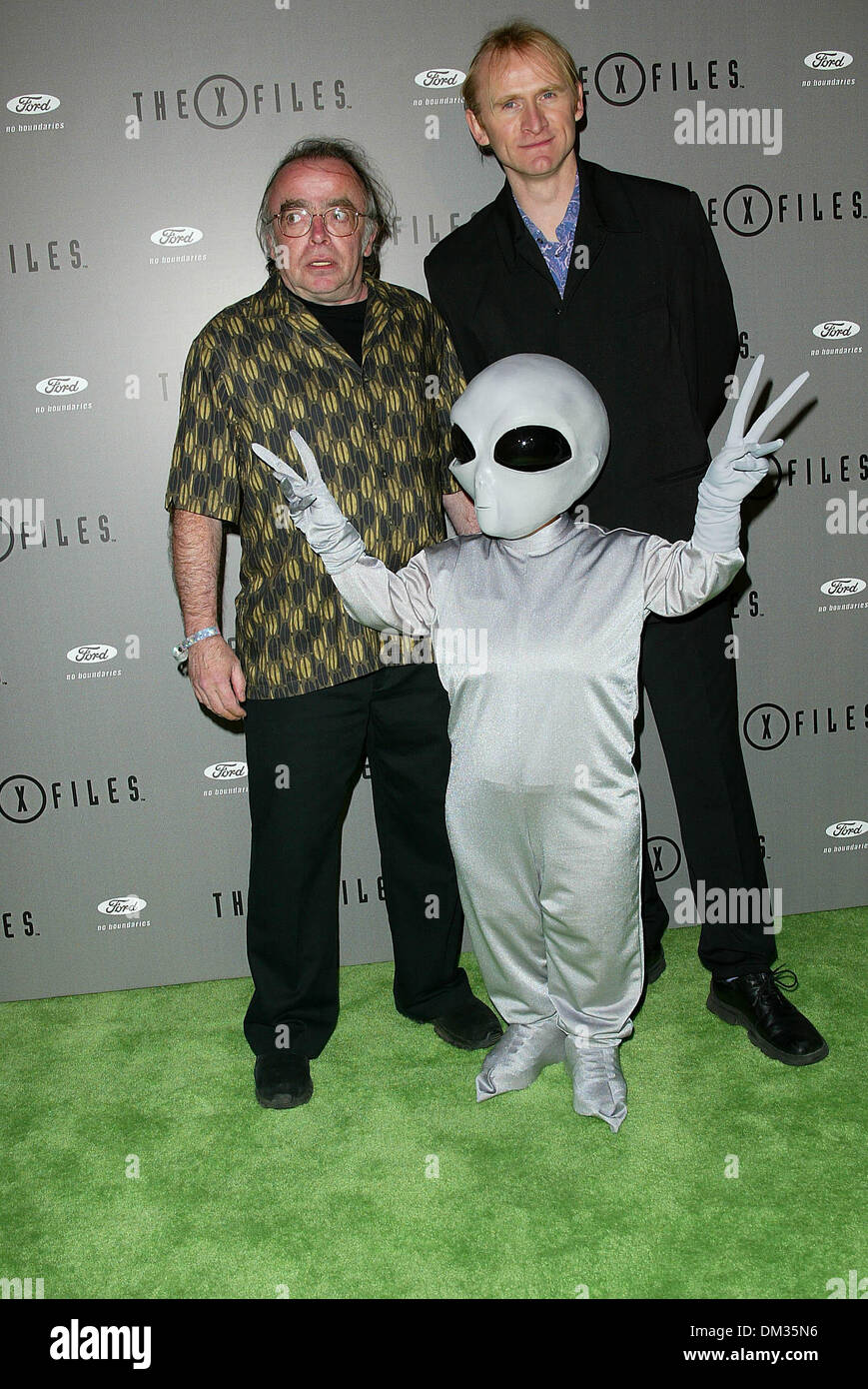 Apr. 27, 2002 - Los Angeles, CALIFORNIA - THE X-FILES SERIES FINALE WRAP PARTY.AT THE HOUSE OF BLUES IN LOS ANGELES, CA.TOM BRAIDWOOD AND DEAN HAGLUND WITH ALIEN. FITZROY BARRETT /    4-25-2002        K24854FB         (D)(Credit Image: © Globe Photos/ZUMAPRESS.com) Stock Photo