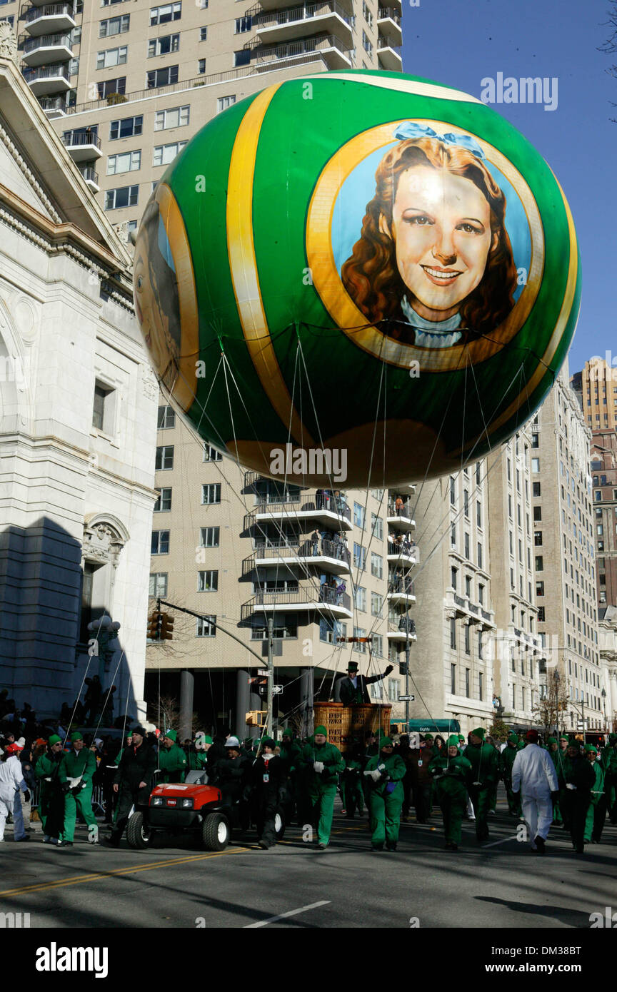 Macys thanksgiving day parade 2013 hires stock photography and images(01)