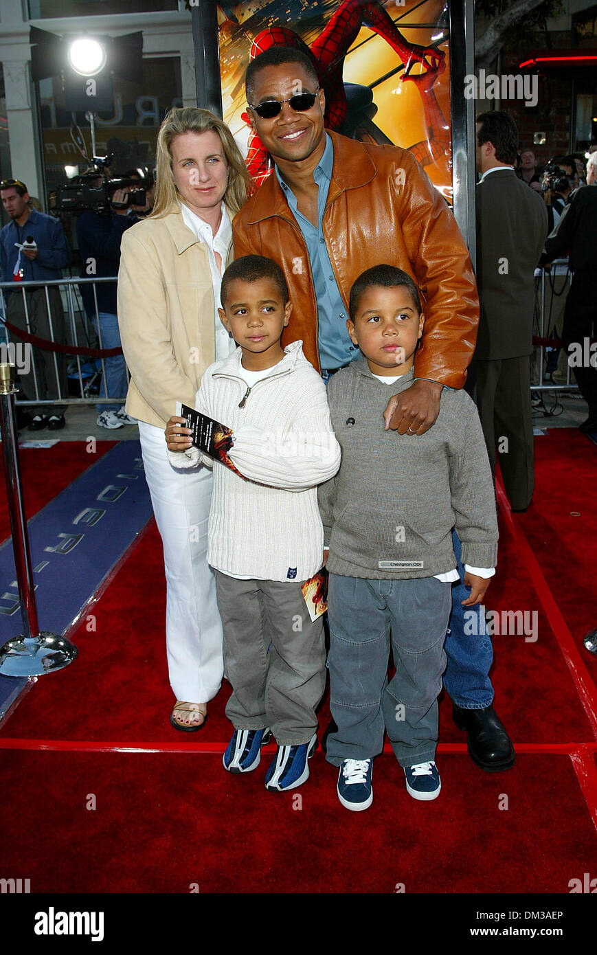 Apr. 29, 2002 - Los Angeles, CALIFORNIA - SPIDER-MAN .PREMIERE AT MANN VILLAGE AND BRUIN THEATER.WESTWOOD, CA.CUBA GOODING Jr. AND WIFE SARA.WITH SONS MASON AND SPENCER. FITZROY BARRETT /    4-29-2002        K24855FB         (D)(Credit Image: © Globe Photos/ZUMAPRESS.com) Stock Photo