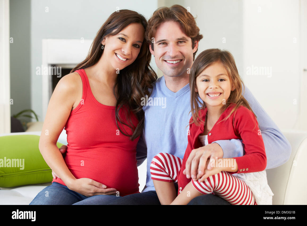 Папа дочку на диване. Фотосессия мамы и папы беременности.