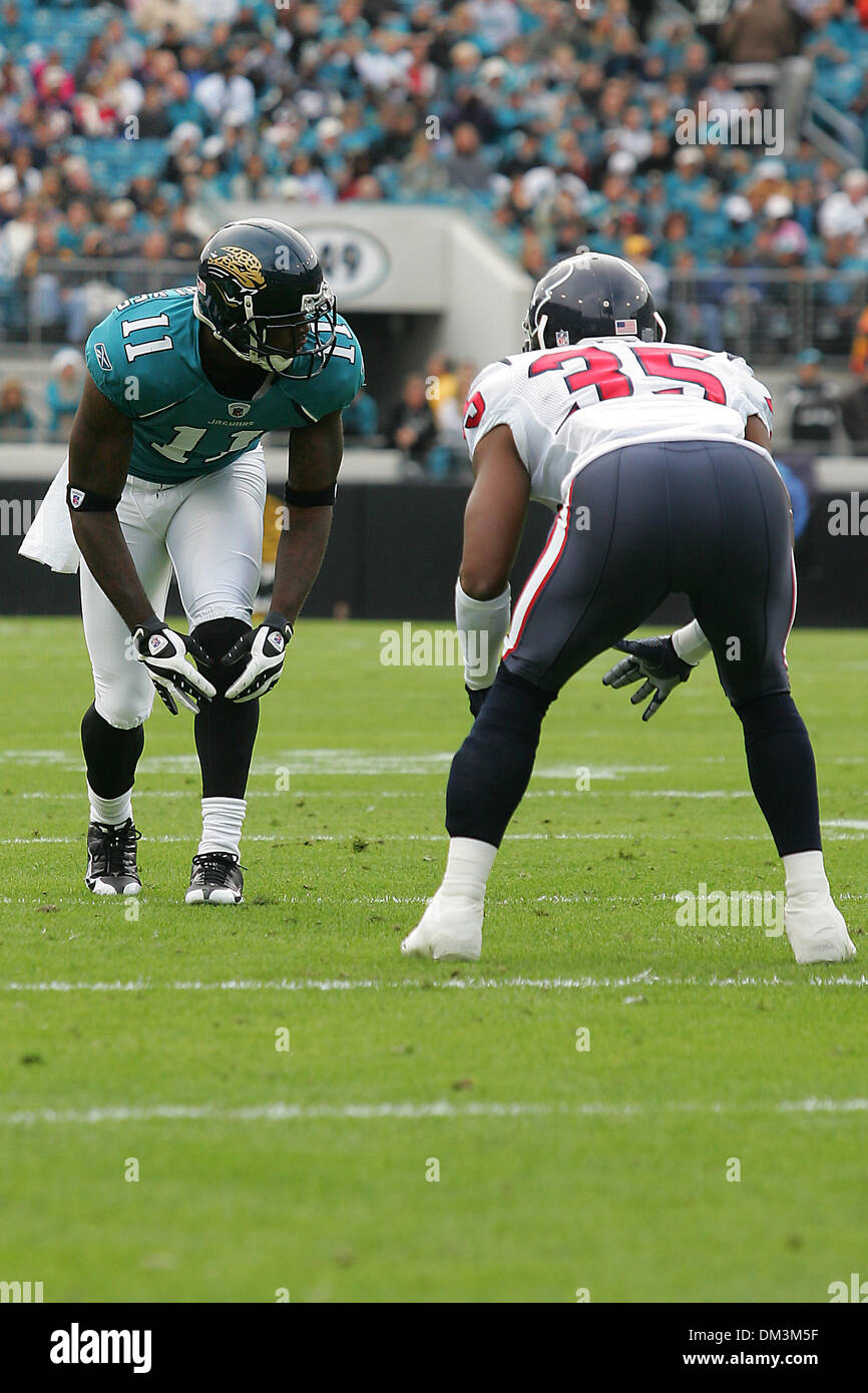 Jacquez Reeves Mike Sims-Walker (#11) lines up opposite of Jacques Reeves during the ...