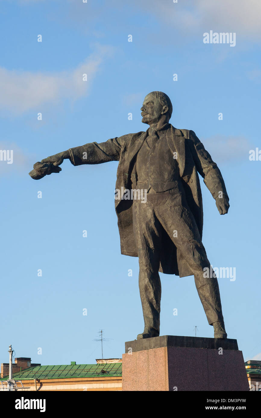 Russia, St Petersburg, Lenin statue on Moskovsky prospekt in front of the House of Soviets Stock Photo