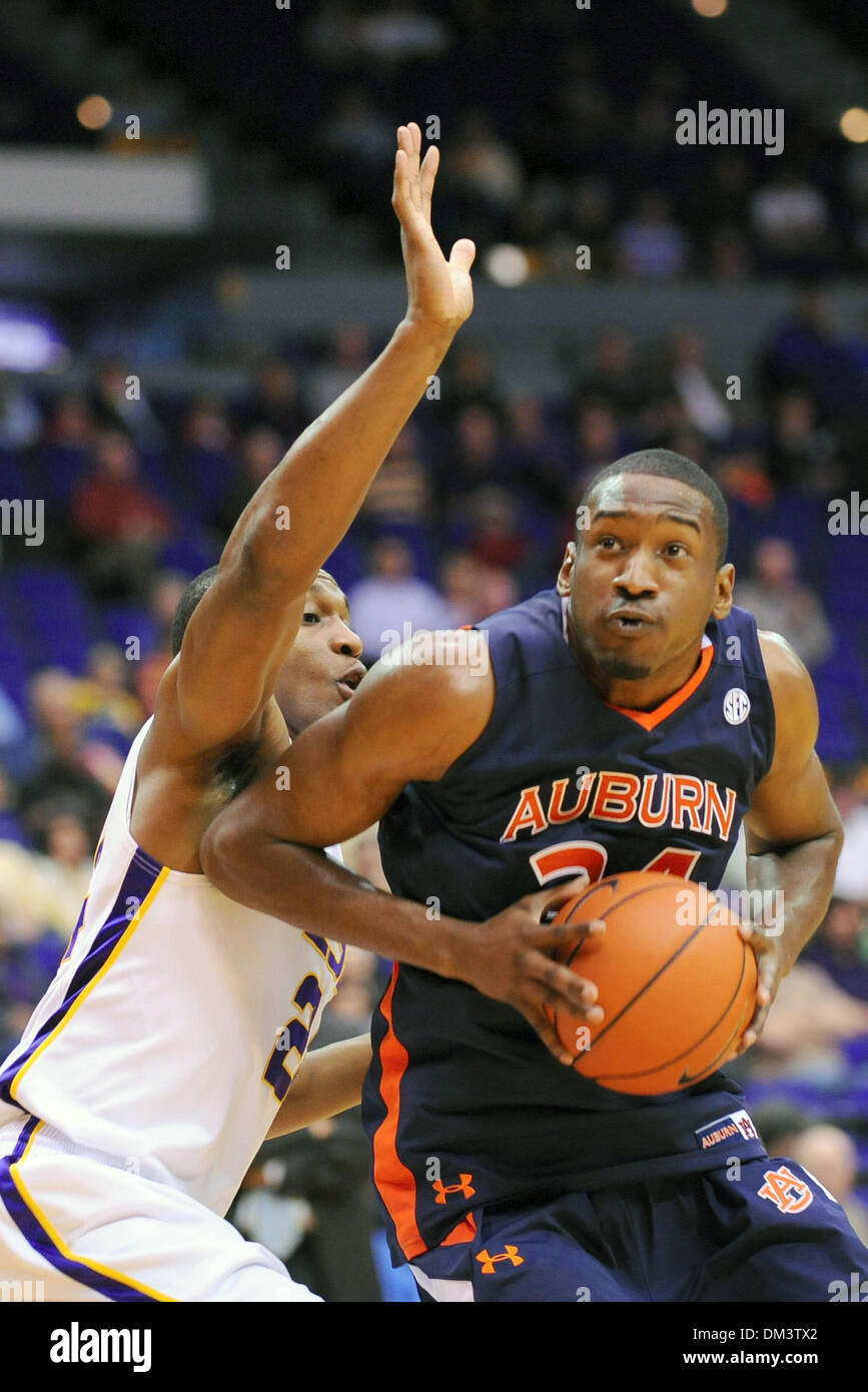 Game between auburn hi-res stock photography and images - Alamy