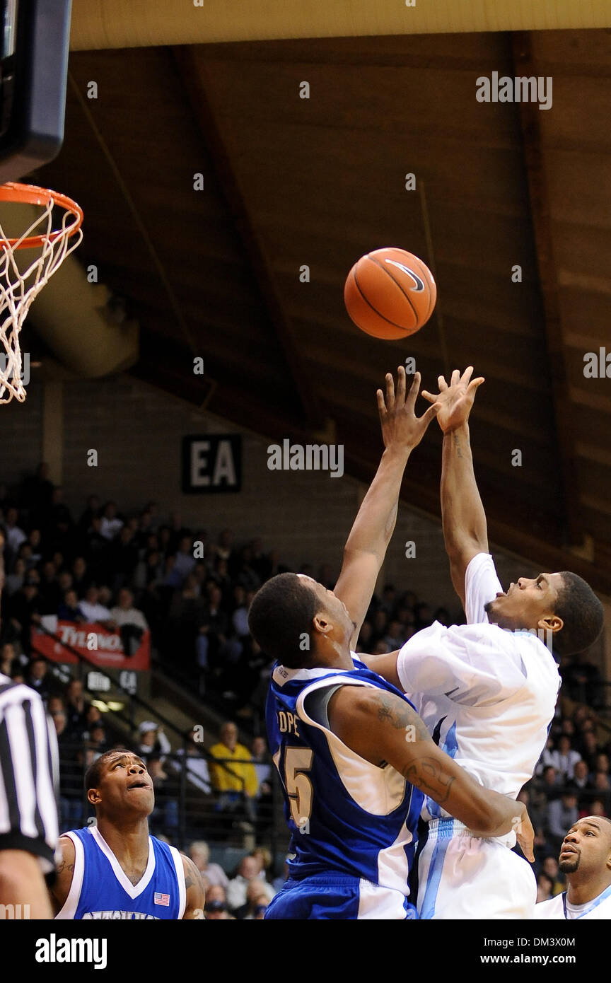 iVillanova forward Antonio Pena 0 and Seton Hall forward Herb Pope 15