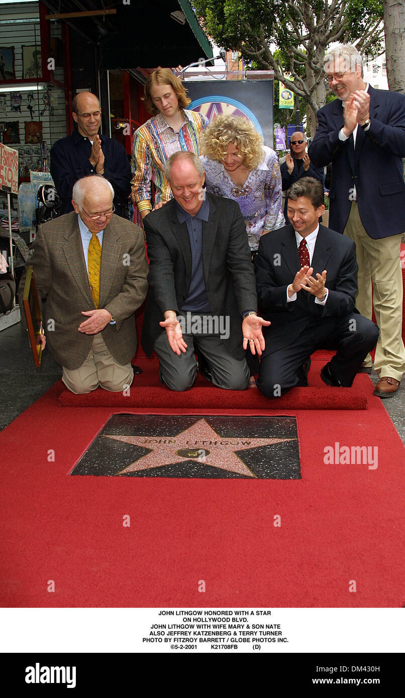 May 2, 2001 - JOHN LITHGOW HONORED WITH A STAR .ON HOLLYWOOD BLVD..JOHN LITHGOW WITH WIFE MARY & SON NATE.ALSO JEFFREY KATZENBERG & TERRY TURNER. FITZROY BARRETT /    5-2-2001        K21708FB         (D)(Credit Image: © Globe Photos/ZUMAPRESS.com) Stock Photo