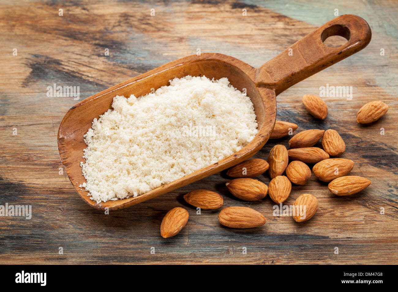 almond flour high in protein, low in carbohydrates, low in sugars and