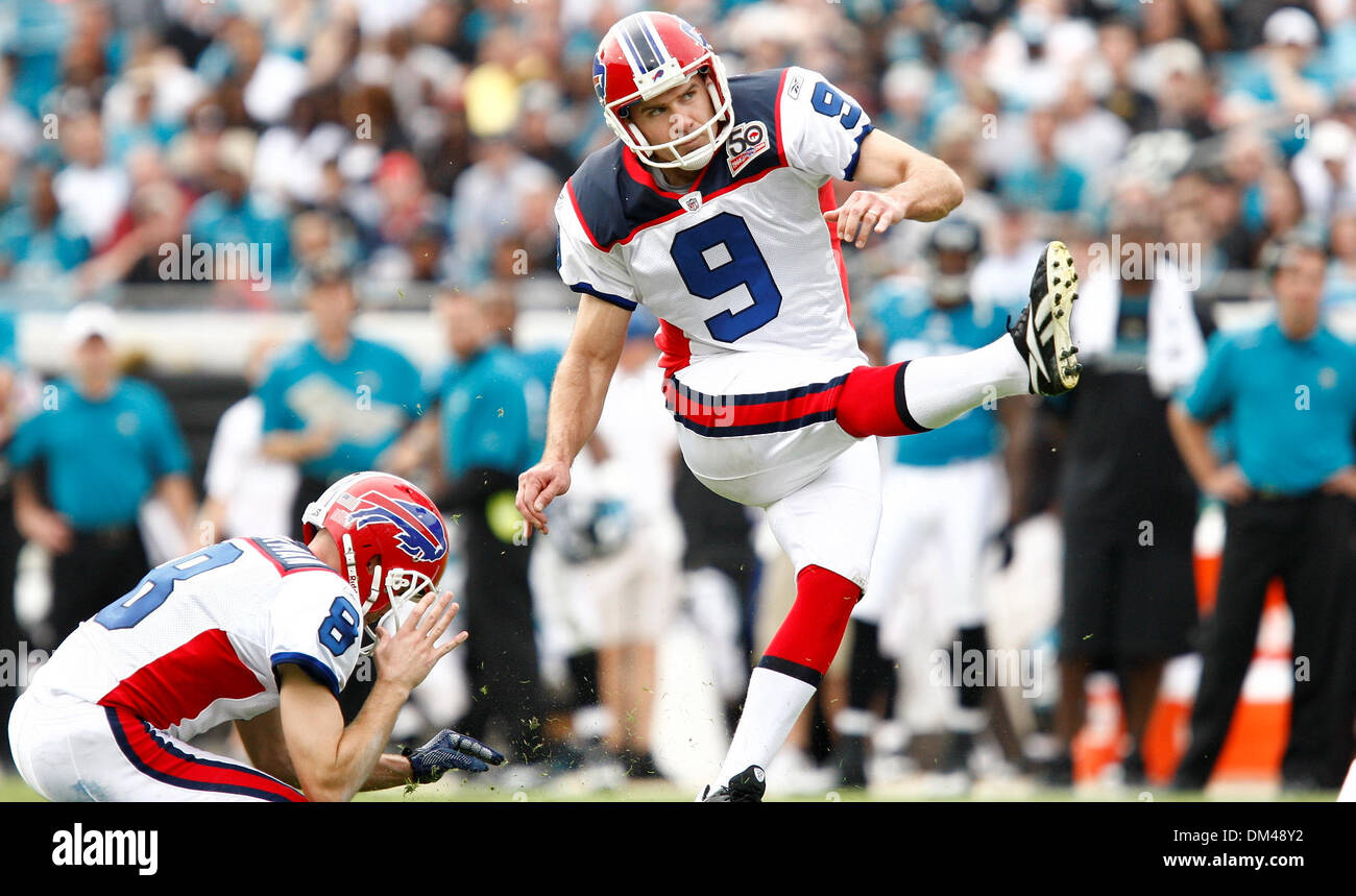 Buffalo Bills place kicker Rian Lindell (9) kicking for three in this