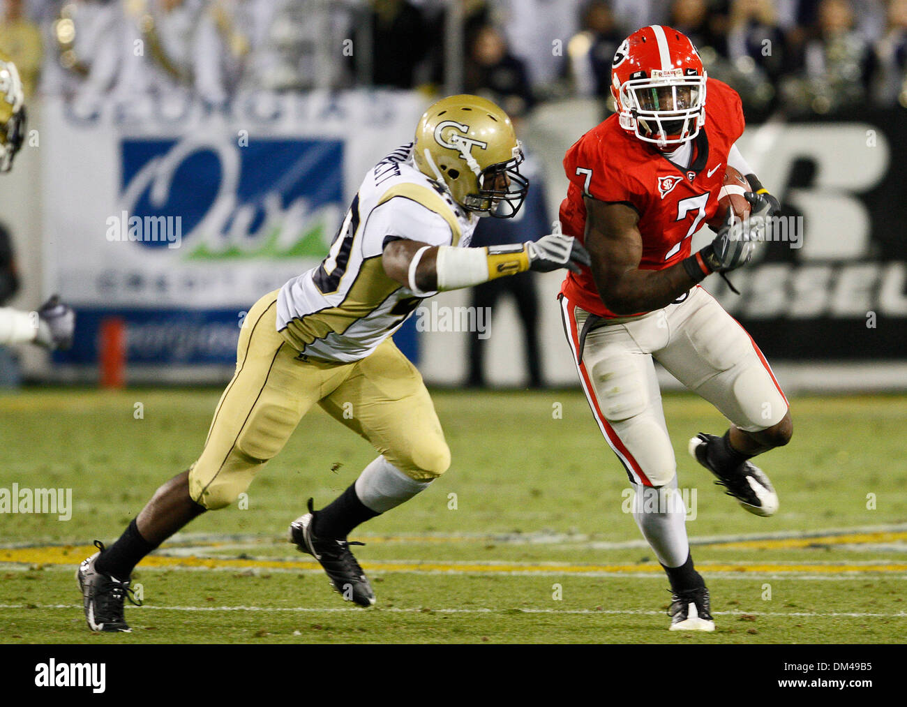 Georgia tight end Orson Charles (7) runs after a catch at the game