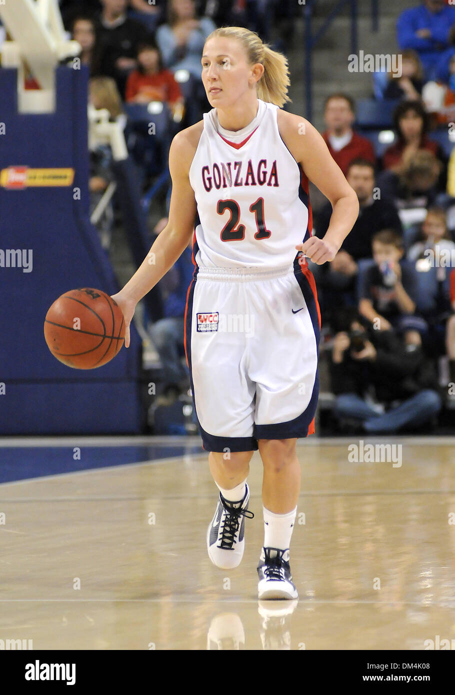 Gonzaga's guard Courtney Vandersloot brings the ball down the court
