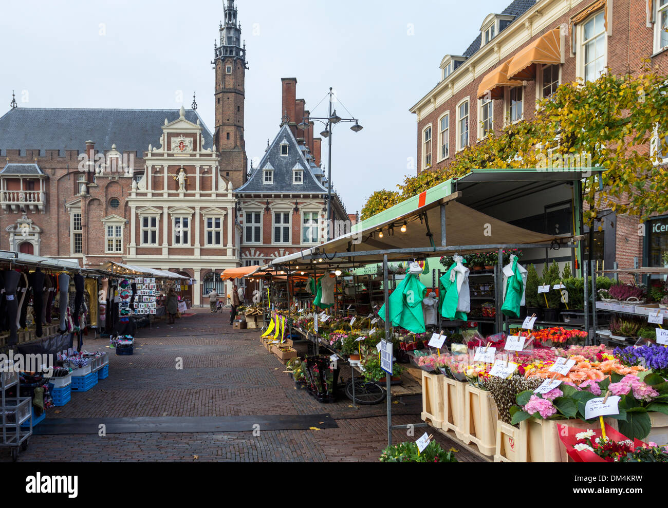 HAARLEM HOLLAND THE CENTRE WITH TOWN  HALL AND MARKETPLACE WITH FLOWER STALLS Stock Photo