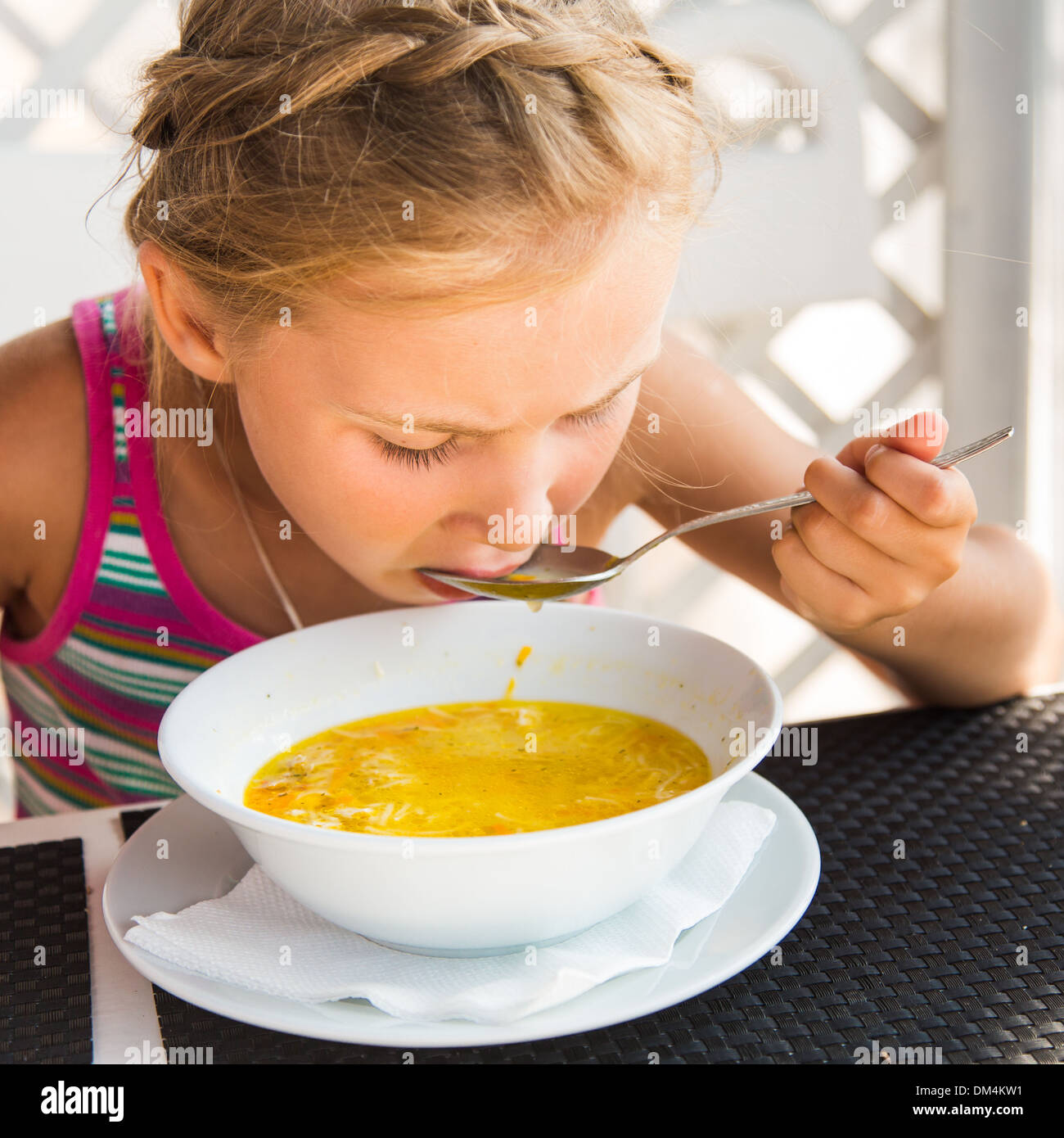 Есть суп вечером. Ест суп. Девочка ест суп. Ребенок ест суп. Человек ест суп.