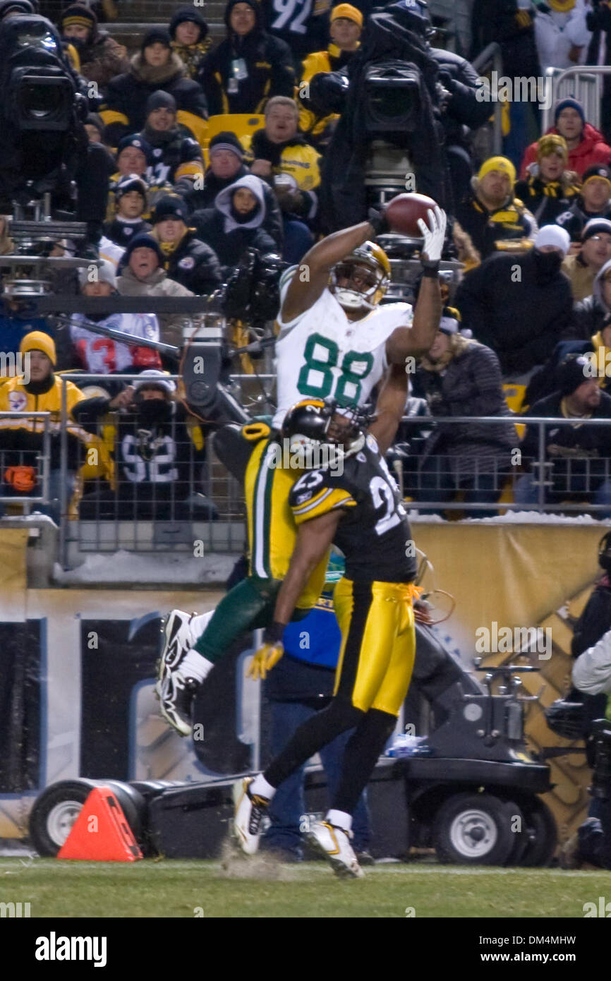 Green Bay Packers Jermichael Finley celebrates with Aaron Rodgers after he  catches an 12 yard touchdown pass in the first quarter against the New York  Giants in week 13 of the NFL