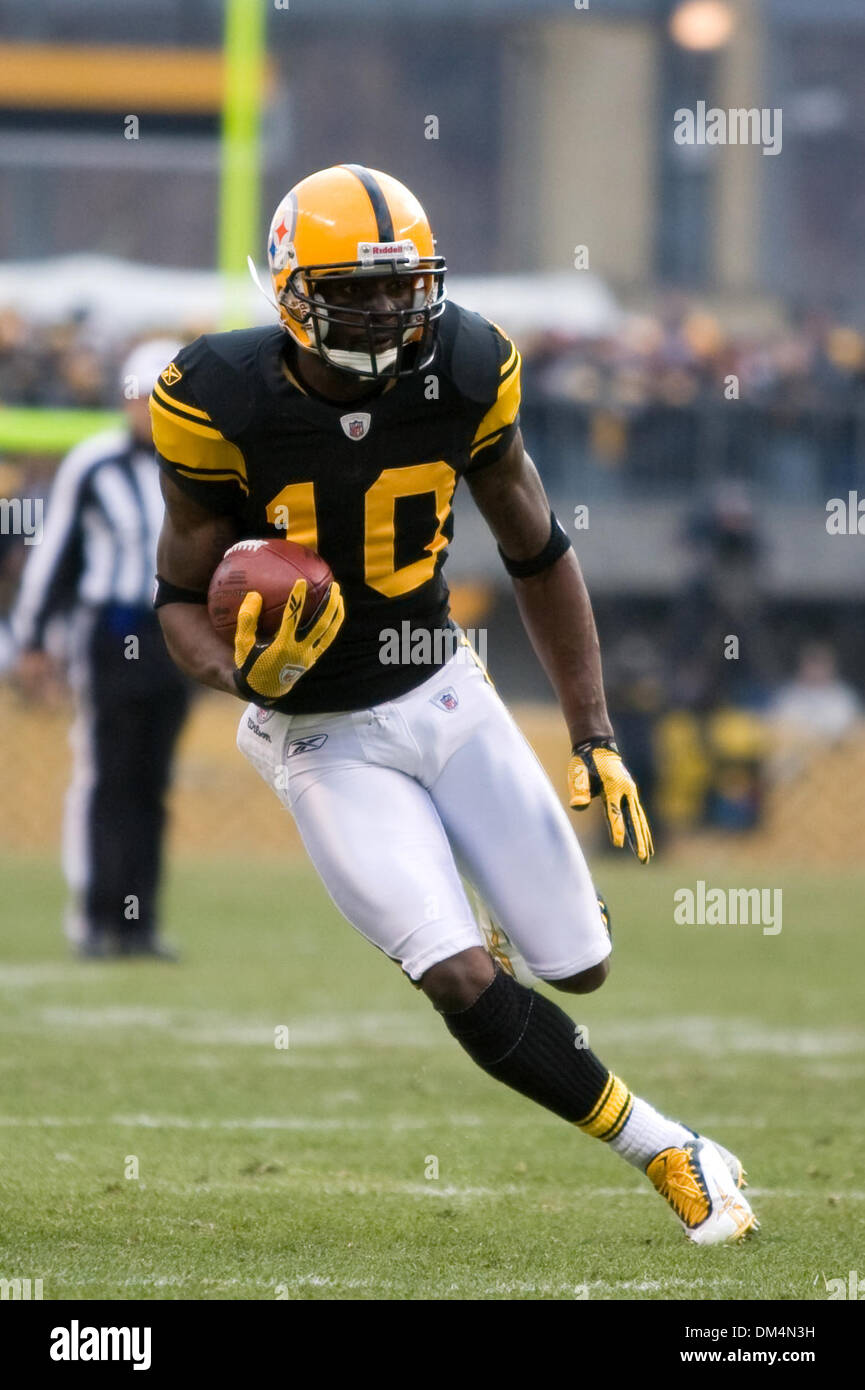 Santonio Holmes #10 of the Pittsburgh Steelers runs with the ball as Tyrell  Johnson #25 of the Minnesota Vikings defends Stock Photo - Alamy