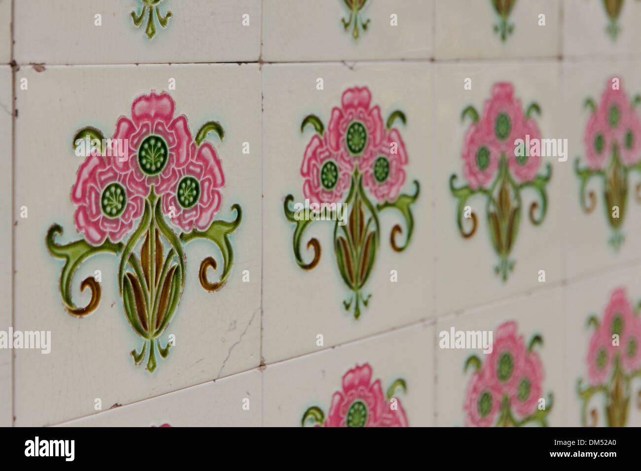 Flower pattern tiles hi-res stock photography and images - Alamy