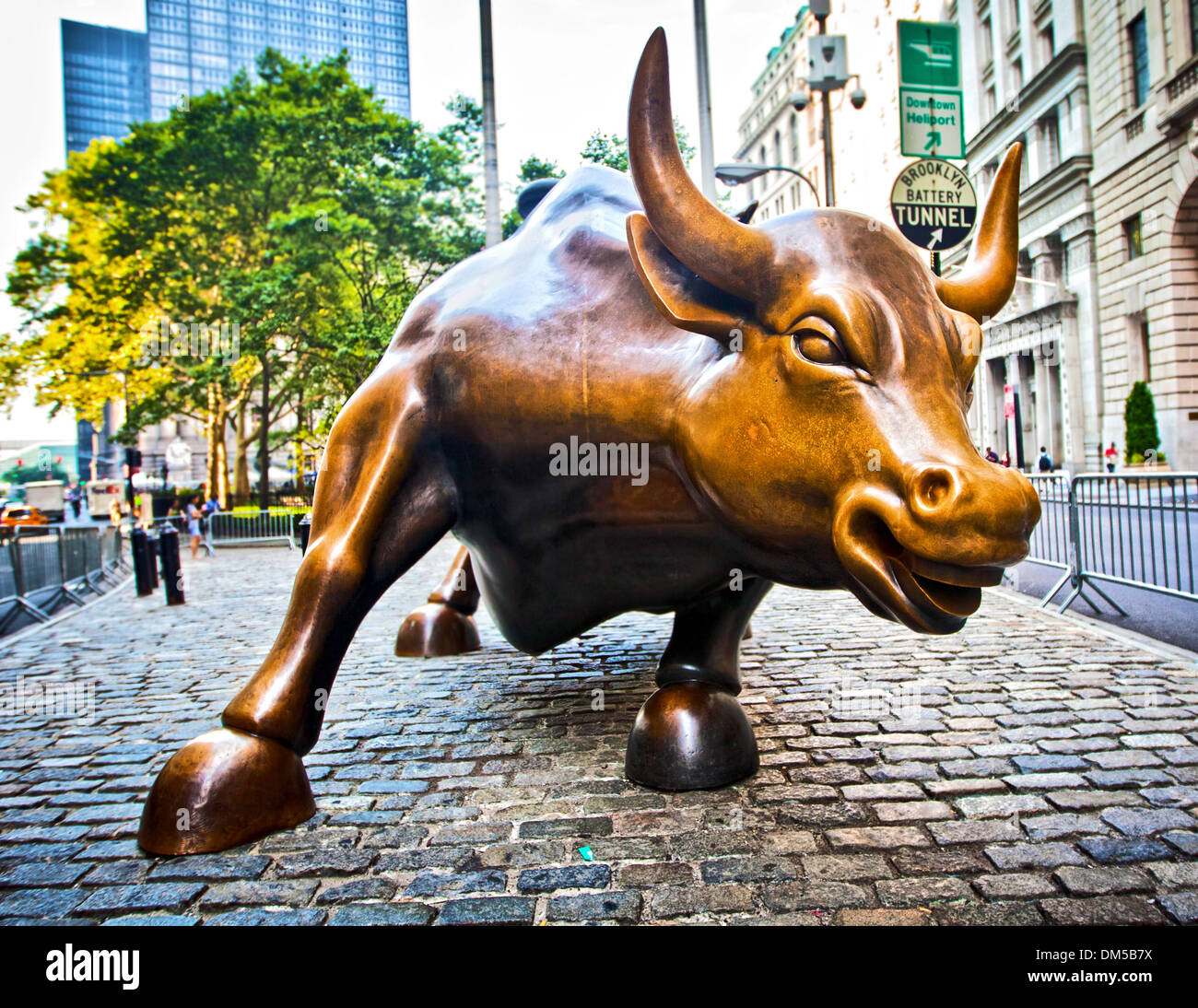 wall street bull Stock Photo Alamy