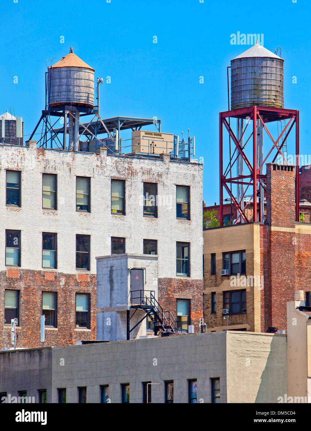 Nyc rooftop water tanks hi-res stock photography and images - Alamy