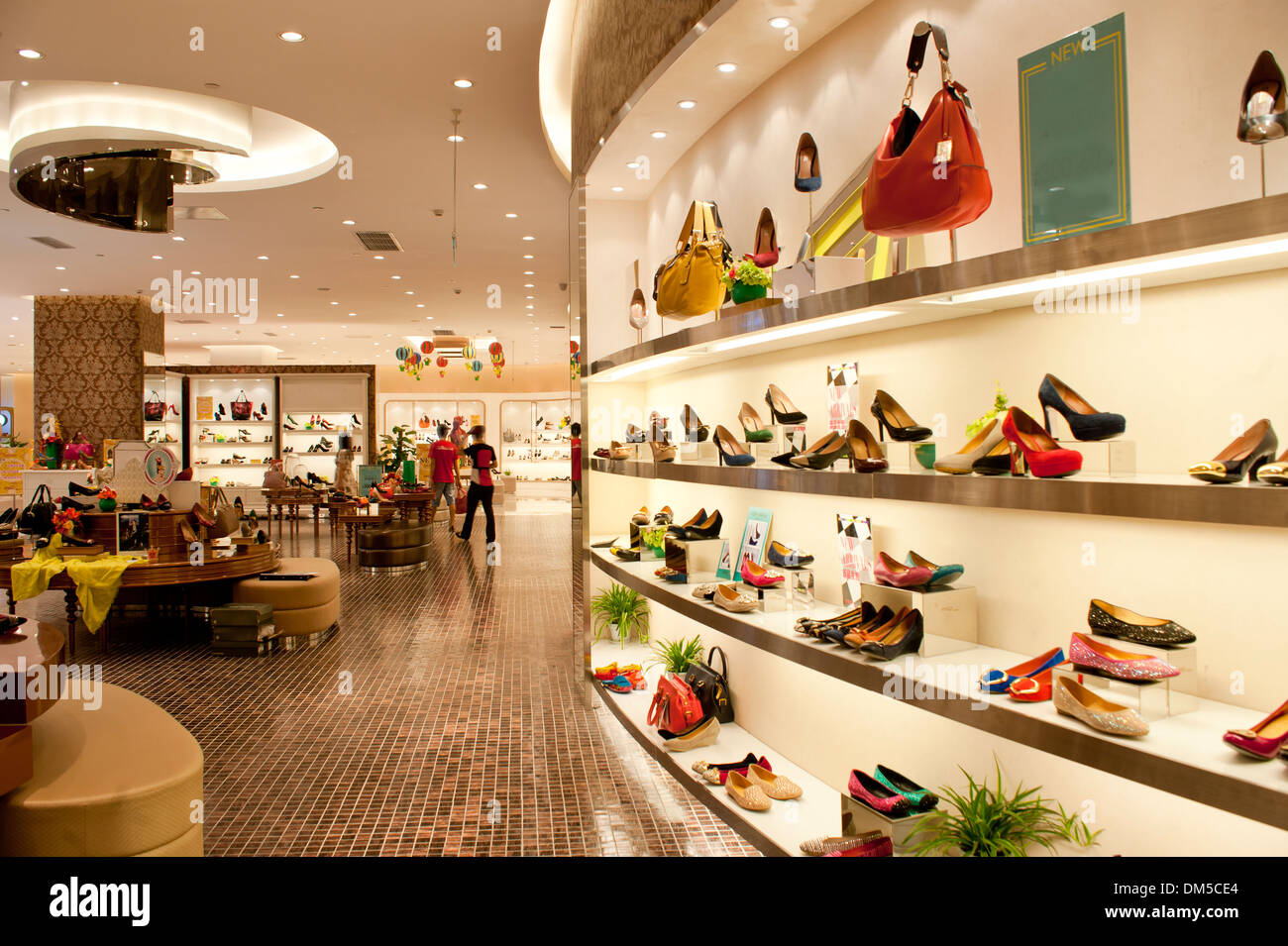 Fashion store mall hi-res stock photography and images - Alamy