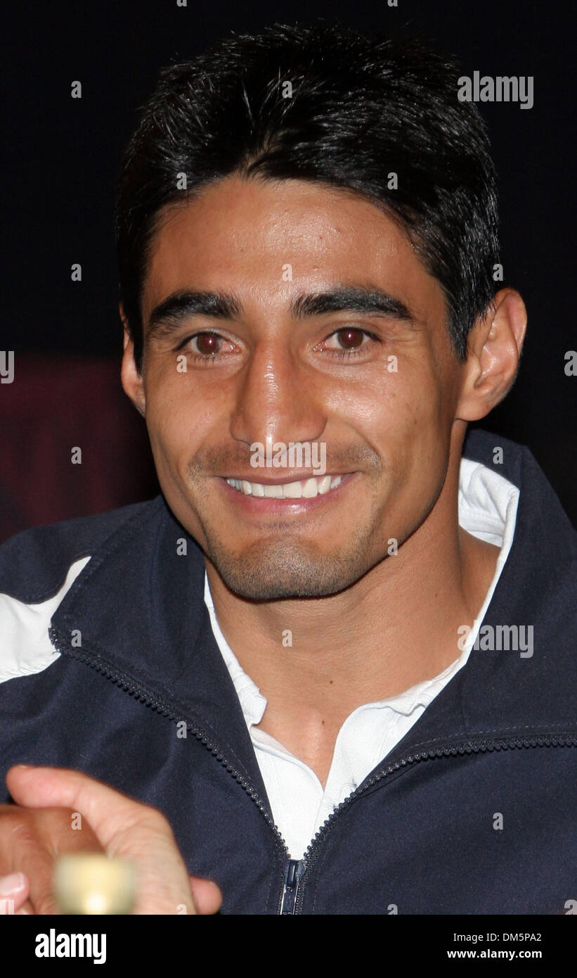 Two time world champion erik morales hi-res stock photography and ...