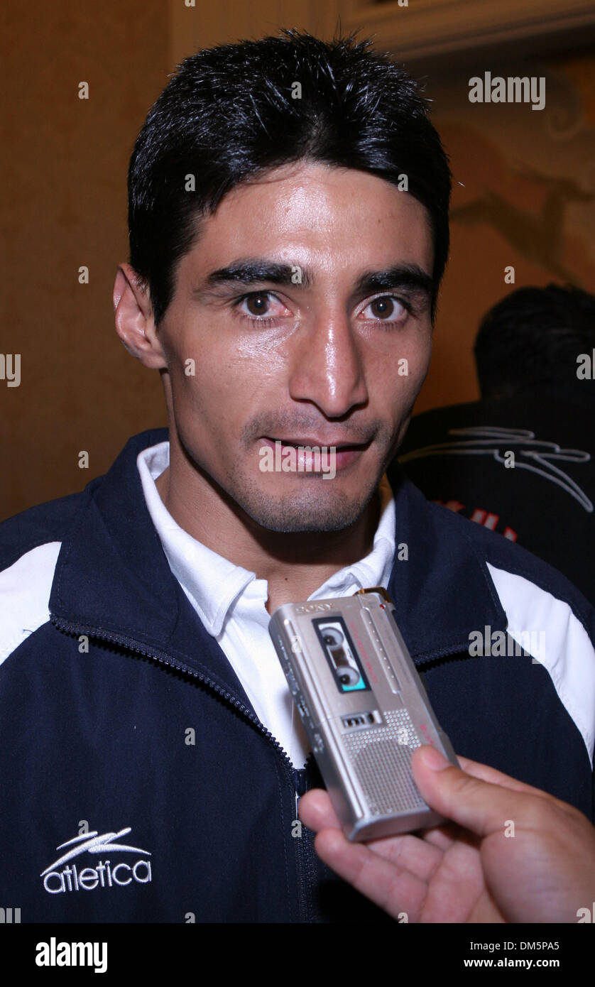 Two time world champion erik morales hi-res stock photography and ...