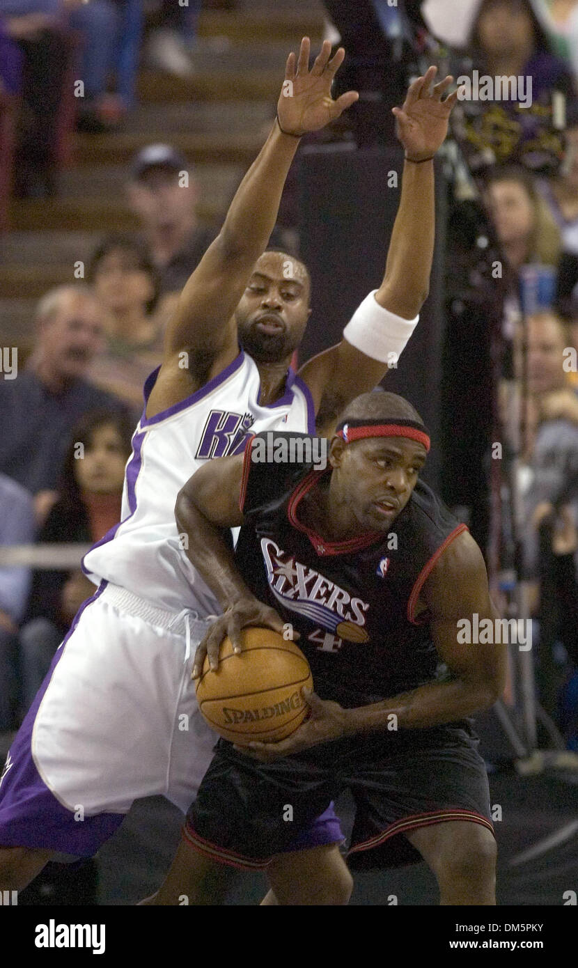 Mar 28, 2005; Scottsdale, Arizona, USA; Sacramento Kings Kenny Thomas guards Philadelphia 76ers Chris Webber in the 1st half at Arco Arena in Sacramento, California on Monday March 28, 2005. Stock Photo