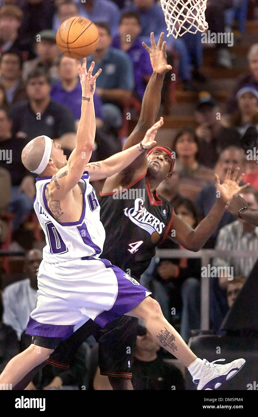 Mar 28, 2005; Scottsdale, Arizona, USA; Sacramento Kings Mike Bibby goes for two against Philadelphia 76ers Chris Webber in the 4th period as thte Kings beat the 76ers 118-109 at Arco Arena in Sacramento. Stock Photo