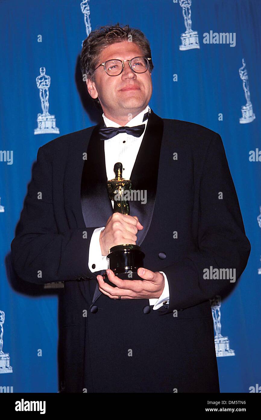 джессика с двумя оскарами. премия оскар 1995. том хэнкс оскар 1993 церемония. дэвид леттерман оскар. эрик рот сценарист.